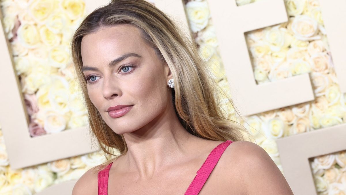 Margot Robbie a fait vibrer le Barbiecore aux Golden Globes, et j'espère qu'elle fera tout cela pendant la saison des récompenses
