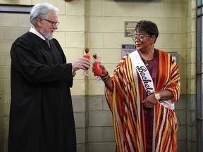 John Larroquette dans le rôle de Dan Fielding, à gauche, et Marsha Warfield dans le rôle de Roz