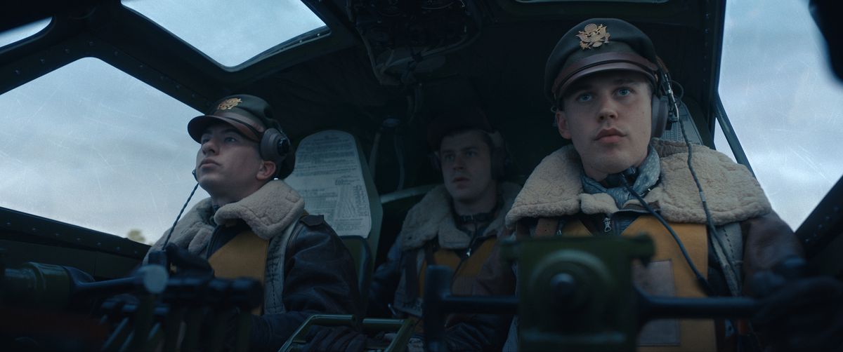 Barry Keoghan et Austin Butler dans le cockpit, les yeux fixés sur l'horizon et les mains sur le joug.