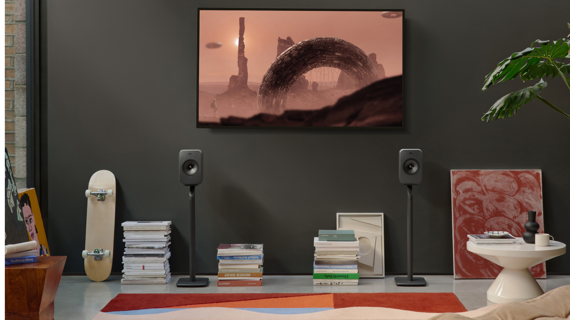 KEF LSX II LT sur pieds d'enceintes dans une pièce