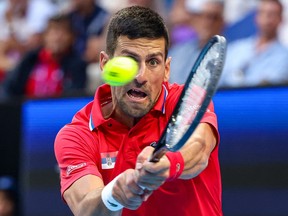 Le Serbe Novak Djokovic fait un retour contre l'Australien Alex de Minaur lors de leur match en simple masculin à la United Cup.