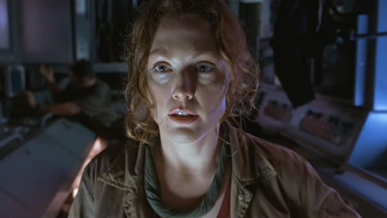 Julianne Moore stares straight ahead with concern in The Lost World: Jurassic Park.