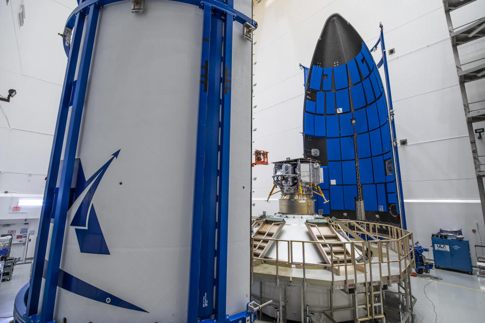 L'atterrisseur Peregrine vu en position d'être encapsulé dans la fusée Vulcan Centaur avant le lancement