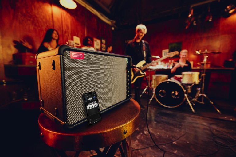 Positive Grid Spark Live est un ampli de sonorisation et de guitare tout-en-un à 4 canaux