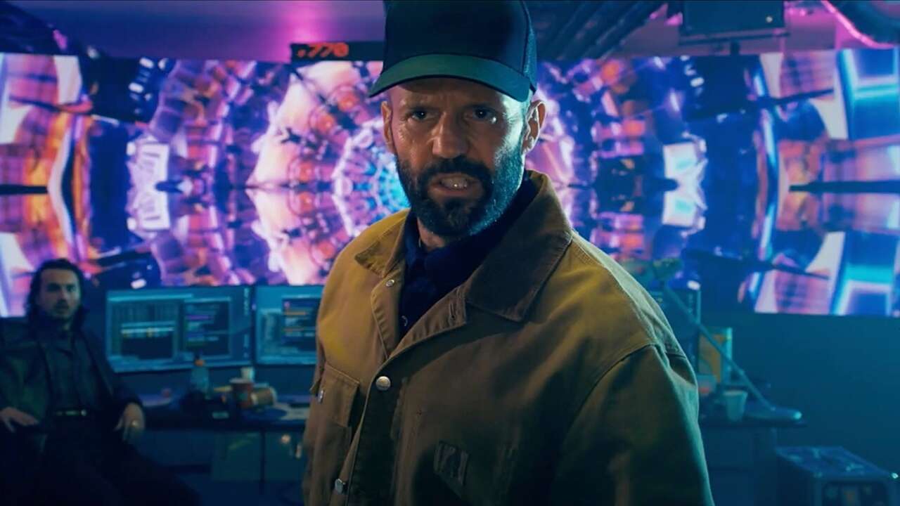 Regardez Jason Statham battre des méchants avec des fournitures de bureau dans le nouveau clip d'apiculteur
