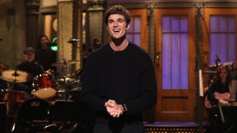 'SNL' : le monologue de Jacob Elordi se moque de 'Saltburn' et 'The Kissing Booth' (VIDÉO)
