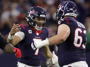 Le quart-arrière des Texans CJ Stroud, à gauche, célèbre avec Michael Deiter, à droite, après un touché contre les Browns au cours du deuxième quart-temps des éliminatoires de l'AFC Wild Card au NRG Stadium de Houston, le samedi 13 janvier 2024.