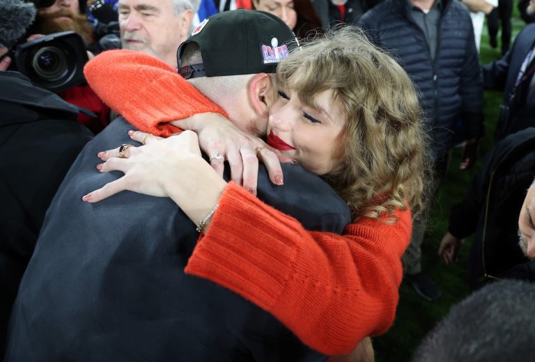 Taylor Swift et Travis Kelce se câlinent après la victoire et obtiennent l’approbation d’Hilarie Burton – TVLine