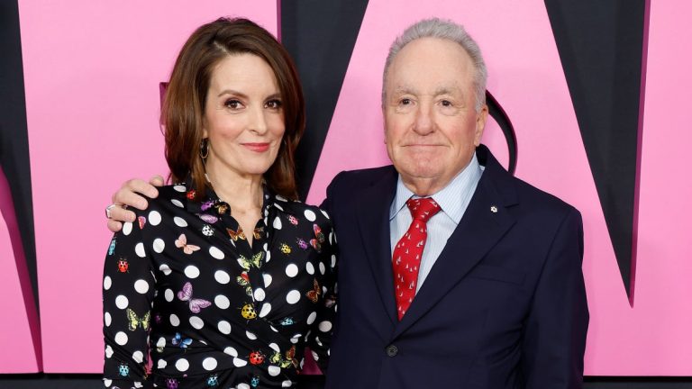 Tina Fey pourrait « facilement » reprendre SNL, déclare Lorne Michaels
