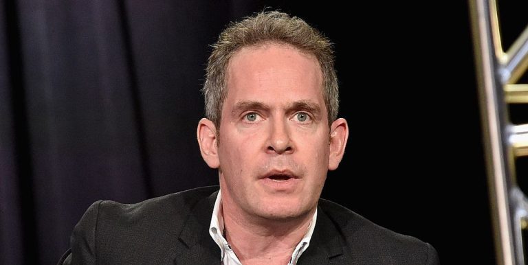 Tom Hollander a accidentellement reçu un chèque Marvel « étonnant » pour Tom Holland
