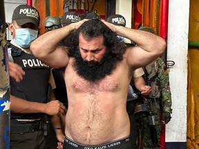 Photo publiée par les forces armées équatoriennes montrant Adolfo Macias, alias Fito, chef du gang criminel Los Choneros, alors qu'il était transféré au complexe à sécurité maximale The Rock à l'intérieur du pénitencier de zone n° 8 à Guayaquil, en Équateur, lors d'une opération conjointe des forces armées équatoriennes. La police et l'armée dans l'établissement, en Équateur, le 12 août 2023.