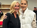 La vice-présidente des communications hockey de Montréal, Chantal Machabee, et Céline Dion posent pour une photo à Las Vegas.