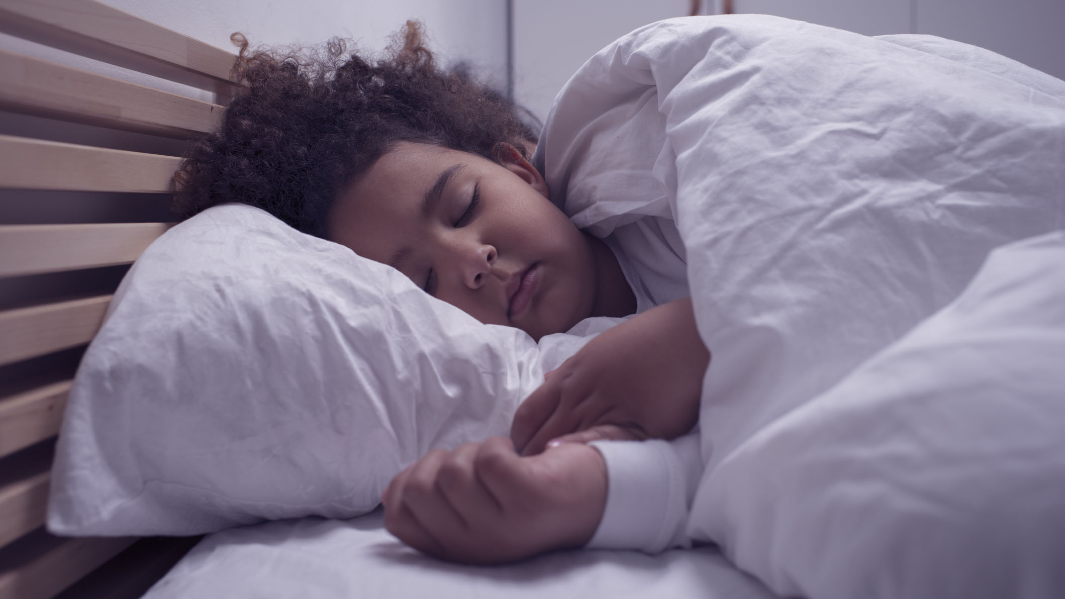 Un enfant dort dans son lit