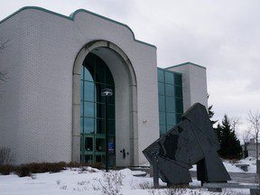 Un homme grièvement blessé après avoir été poignardé au palais de justice de la région de Montréal