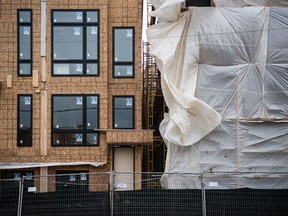 Logements en construction à Toronto.  Même si les prix des maisons au Canada ont diminué en 2022, ils se sont stabilisés l’année dernière.