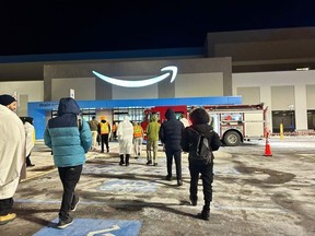 Une photo obtenue par The Free Press montre des employés d'Amazon à l'extérieur de sa méga-usine de la région de Londres, à des températures de -20 °C, suite à une alarme incendie tardivement le dimanche 14 janvier 2024.