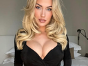 L'influenceuse golf Paige Spiranac pose pour une photo.