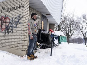 Eric Vallée se tient près de sa tente dans un parc à St-Jérôme, au Québec.  le jeudi 25 janvier 2024.