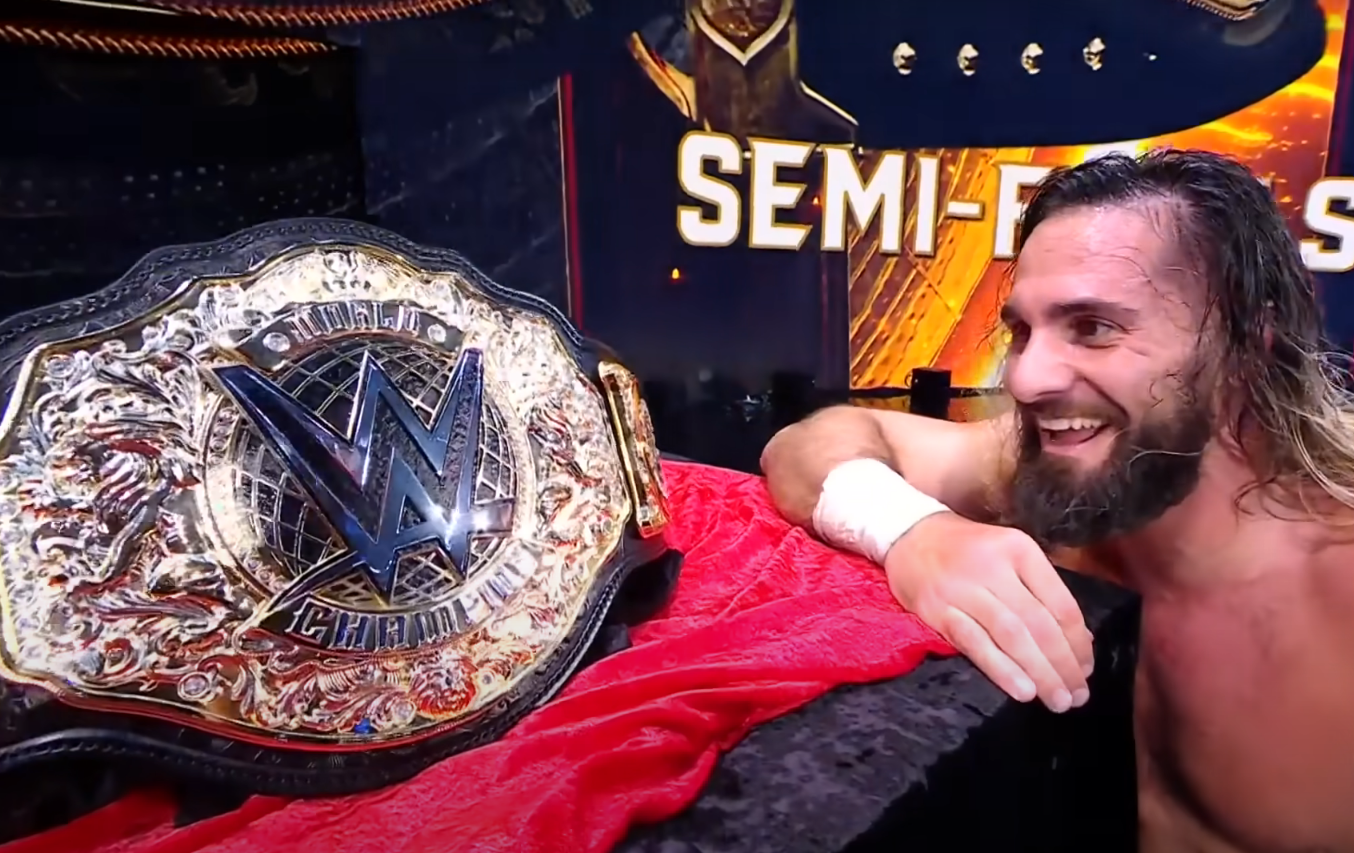 Seth Rollins regarde le Championnat du monde des poids lourds après avoir remporté le match des demi-finales