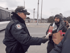 Une vidéo de policiers de Toronto livrant du café à des manifestants anti-israéliens suscite l’indignation