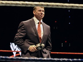 Le président-directeur général de la WWE, Vince McMahon, s'adresse à un public lors d'un événement d'appréciation des fans de la WWE, le 30 octobre 2010, à Hartford, Connecticut. Un ancien employé de la WWE a déposé une plainte fédérale le jeudi 25 janvier 2024, accusant McMahon et un autre ancien cadre. d’inconduite sexuelle grave.