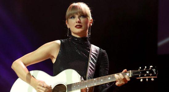 NASHVILLE, TENNESSEE - SEPTEMBER 20: NSAI Songwriter-Artist of the Decade honoree, Taylor Swift performs onstage during NSAI 2022 Nashville Songwriter Awards at Ryman Auditorium on September 20, 2022 in Nashville, Tennessee. (Photo by Terry Wyatt/Getty Images)