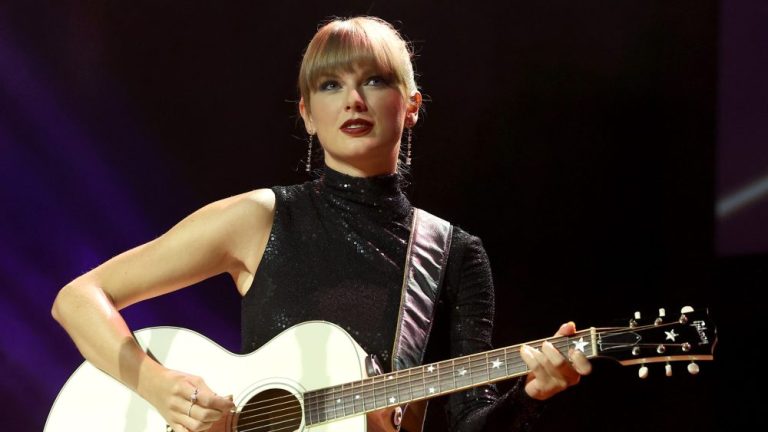 NASHVILLE, TENNESSEE - SEPTEMBER 20: NSAI Songwriter-Artist of the Decade honoree, Taylor Swift performs onstage during NSAI 2022 Nashville Songwriter Awards at Ryman Auditorium on September 20, 2022 in Nashville, Tennessee. (Photo by Terry Wyatt/Getty Images)