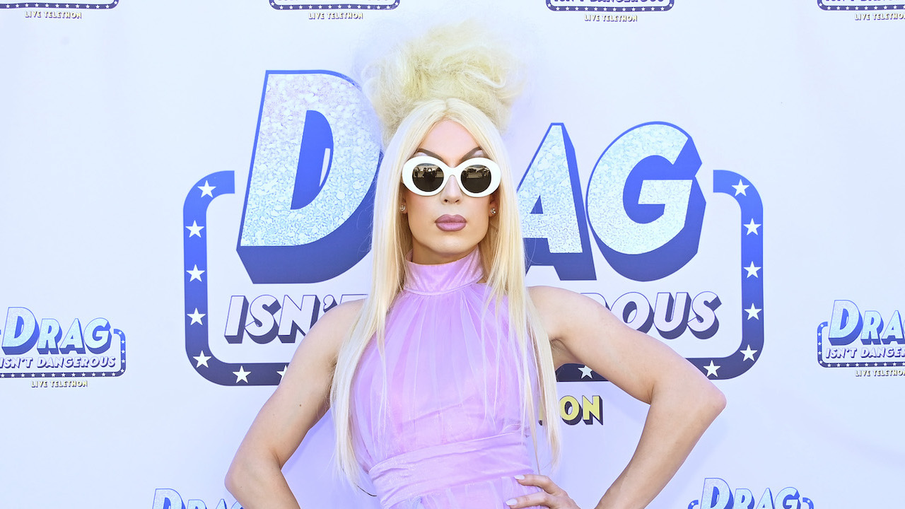 Alaska Thunderfuck au téléthon Drag Is't Dangerous