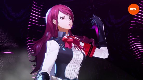 Revue de Persona 3 Reload : Mitsuru regarde un ennemi hors écran et est sur le point de claquer des doigts de manière snob.