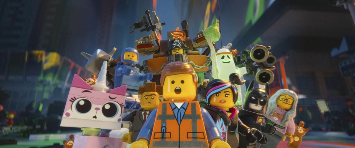 Un groupe de personnages Lego anthropomorphes se réunissent avec étonnement dans The Lego Movie.