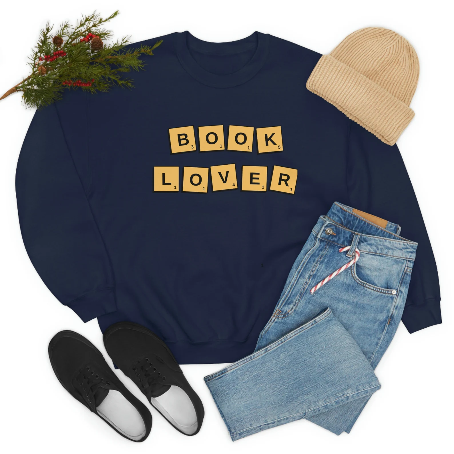 Image d'un sweat-shirt bleu marine avec des lettres de style Scrabble épelant "amoureux des livres."