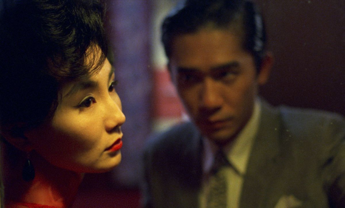 Maggie Cheung et Tony Leung dans le rôle de Su Li-zhen et Chow Mo-wan dans In the Mood for Love de Wong Kar-Wai.  Il la regarde pendant qu'elle détourne le regard