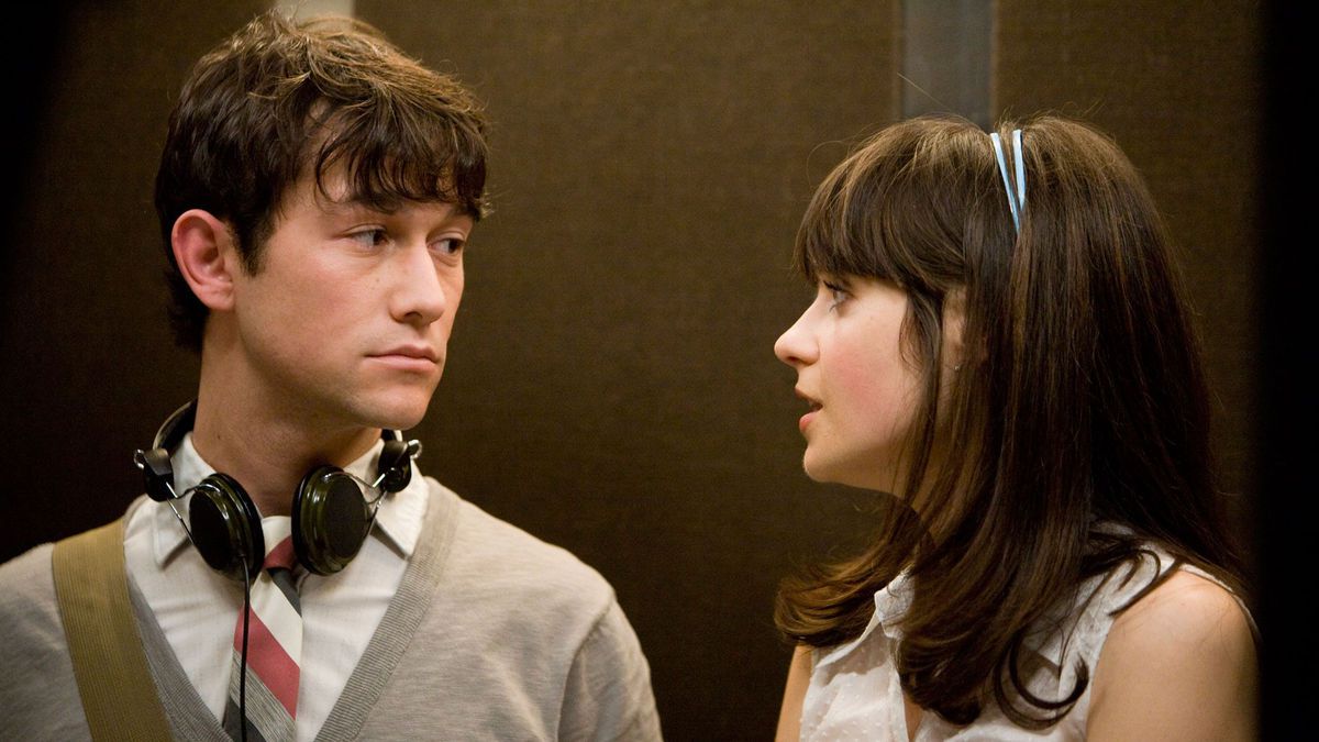 Joseph Gordon-Levitt et Zooey Deschanel se regardent dans (500) Days of Summer.