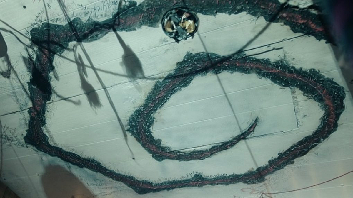 Le symbole de la spirale dans True Detective : Night Country.  Cette image fait partie d'un article expliquant comment l'histoire de True Detective Season 4 peut encore avoir une explication scientifique. 