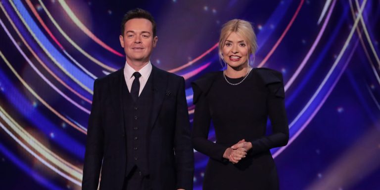 Stephen Mulhern de Dancing on Ice explique comment Holly Willoughby l'aide à gérer la peur
