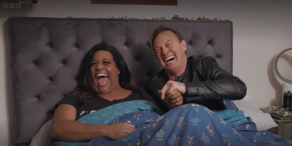 alison hammond et jason donovan sont assis dans leur lit et rient pendant un sketch sur le grand spectacle de michael mcintyre