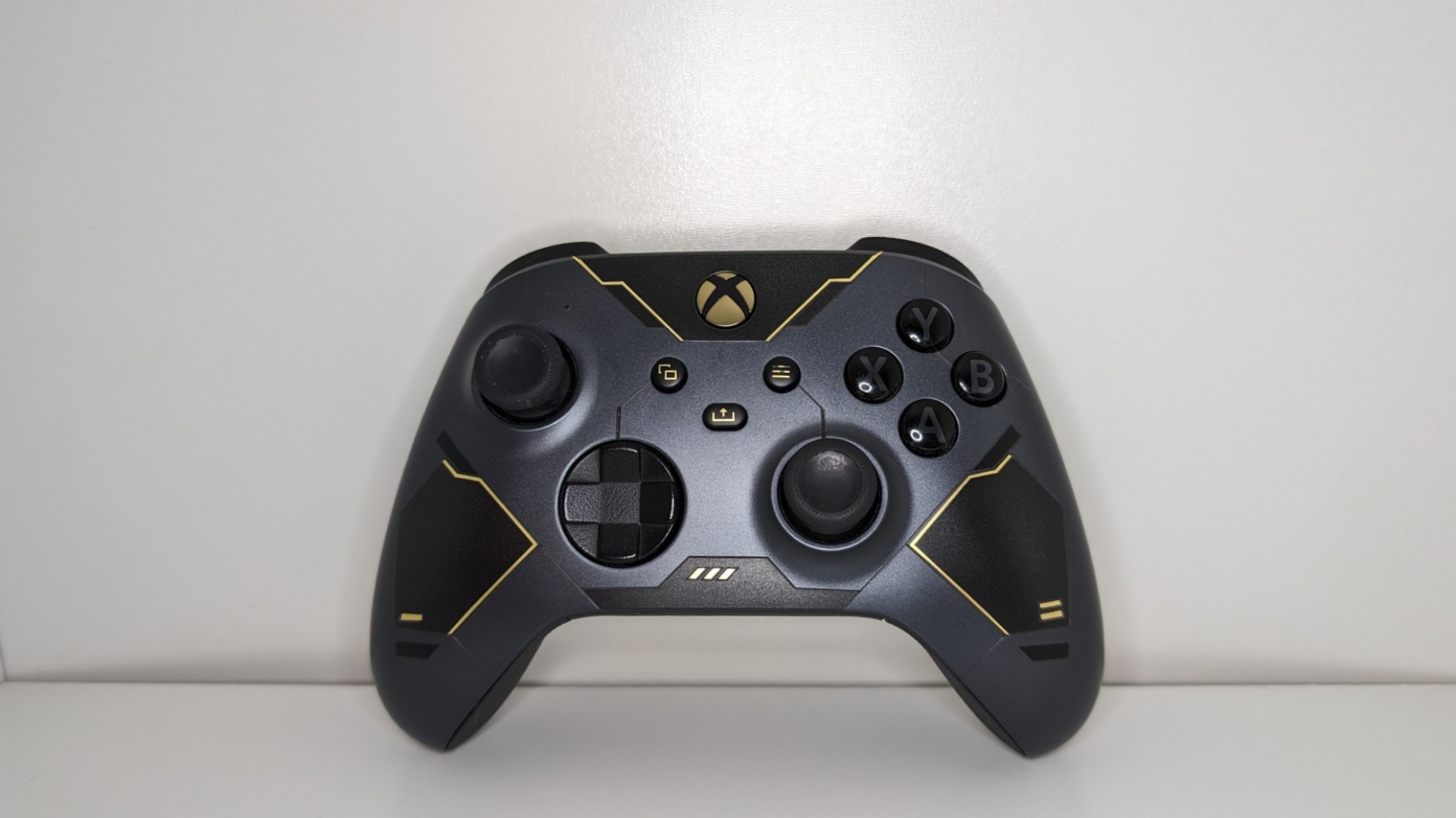 Image d'examen de la manette sans fil Xbox montrant une autre conception de la manette avec des couleurs plus sombres que celle vue plus haut dans l'article.