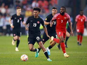 Charles Brym (19 ans) du Canada est pourchassé par Johan Rotsen (7 ans) de Guadeloupe lors de la seconde moitié d'un match de la Gold Cup de la Concacaf 2023 au BMO Field le 27 juin 2023, à Toronto.