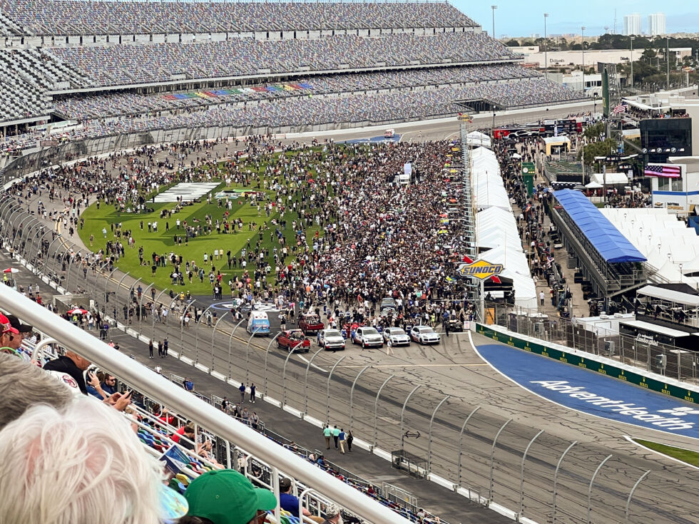 La foule pour les Rolex 24 2024 était encore plus nombreuse que l’année dernière.  Il s’agit de la marche sur la grille d’avant-course, que j’ai choisi de regarder de loin. 