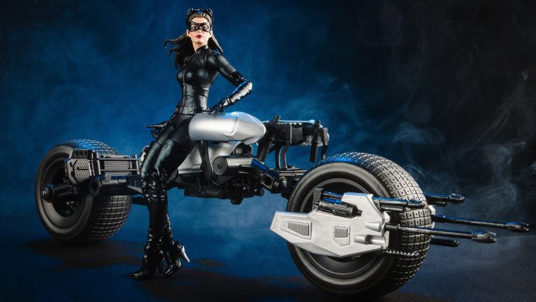 Trucs sympas : La figurine Dark Knight Rises Catwoman de McFarlane Toys comprend le Batpod
