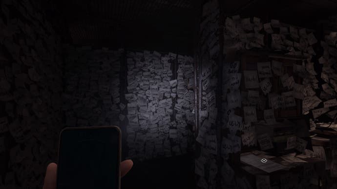 Silent Hill La capture d'écran du message court.  La lumière d'un téléphone portable montre une pièce couverte de post-its, tous barbouillés d'insultes grossières : stupide, perdant, fou, laid, sale, idiot, etc.