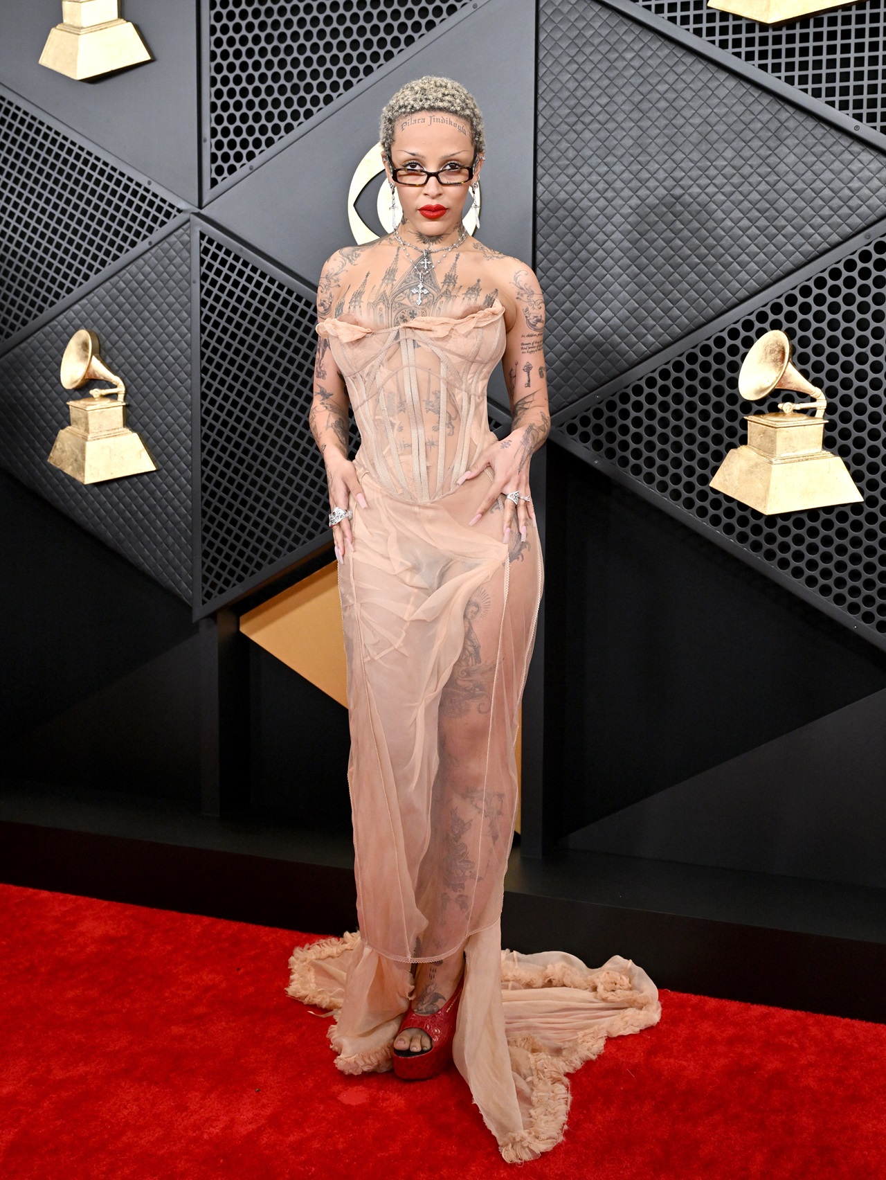 Doja Cat assiste aux 66e GRAMMY Awards à la Crypto.com Arena le 4 février 2024 à Los Angeles, Californie