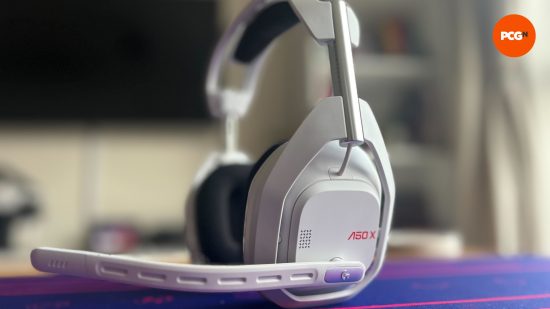 Test de l'Astro A50X - une photo du casque avec le microphone baissé en position de parole 