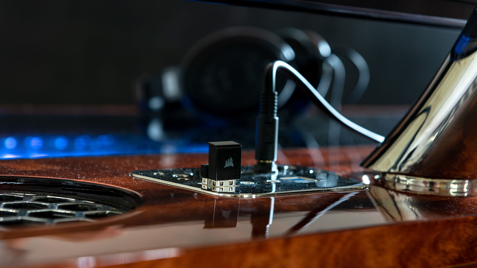 Câbles de connexion au PC de bureau en bois