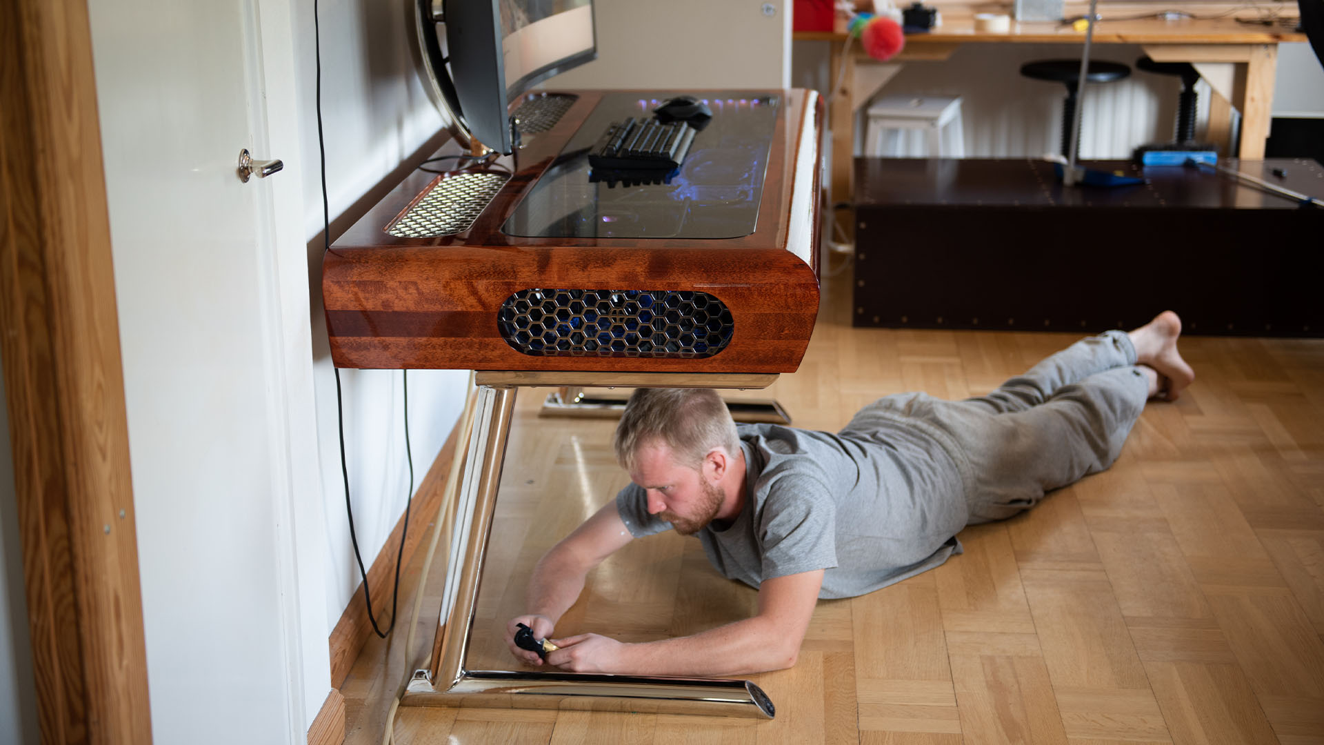 Un ami travaille sur les pieds du PC de bureau en bois