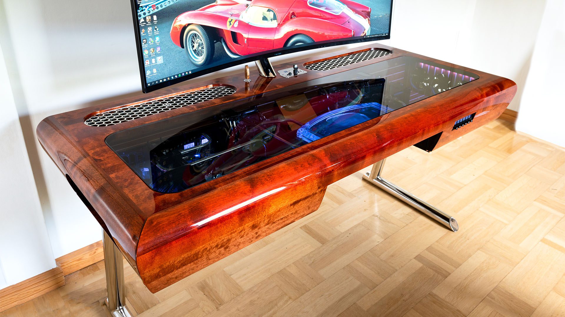 Il a fallu quatre ans pour construire ce PC de bureau en bois brillant
