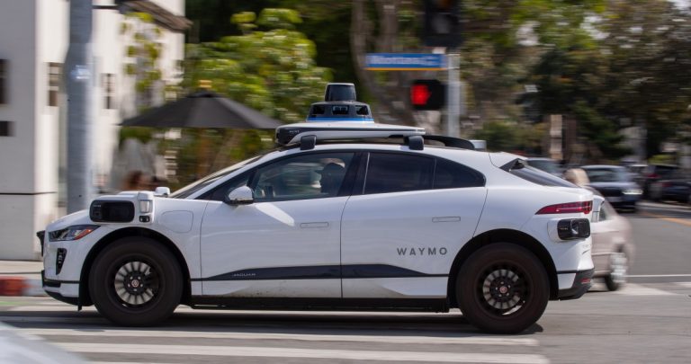 Un régulateur californien enquête sur la collision de Waymo avec un cycliste