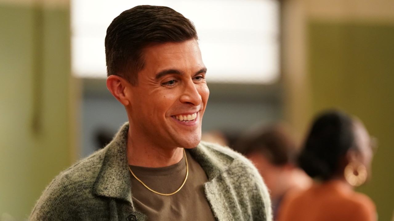 Josh Segarra souriant dans une image de presse de la première de la saison 3 d'Abbott Elementary.