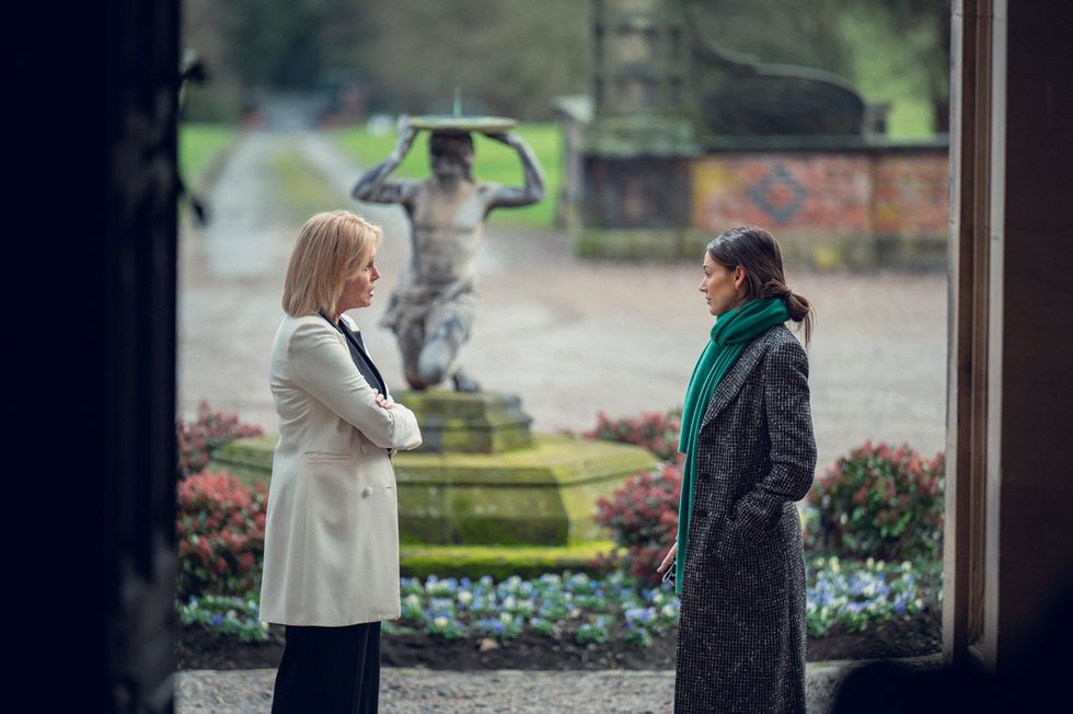 Joanna Lumley dans le rôle de Judith Burkett et Michelle Keegan dans le rôle de Maya Stern se parlent dans le film de Netflix, Fool Me Once.