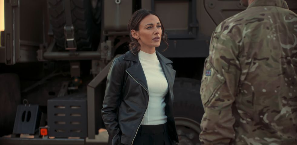 Michelle Keegan dans le rôle de Maya Stern portant une veste de moto en cuir Vince croisée sur le devant dans Fool Me Once